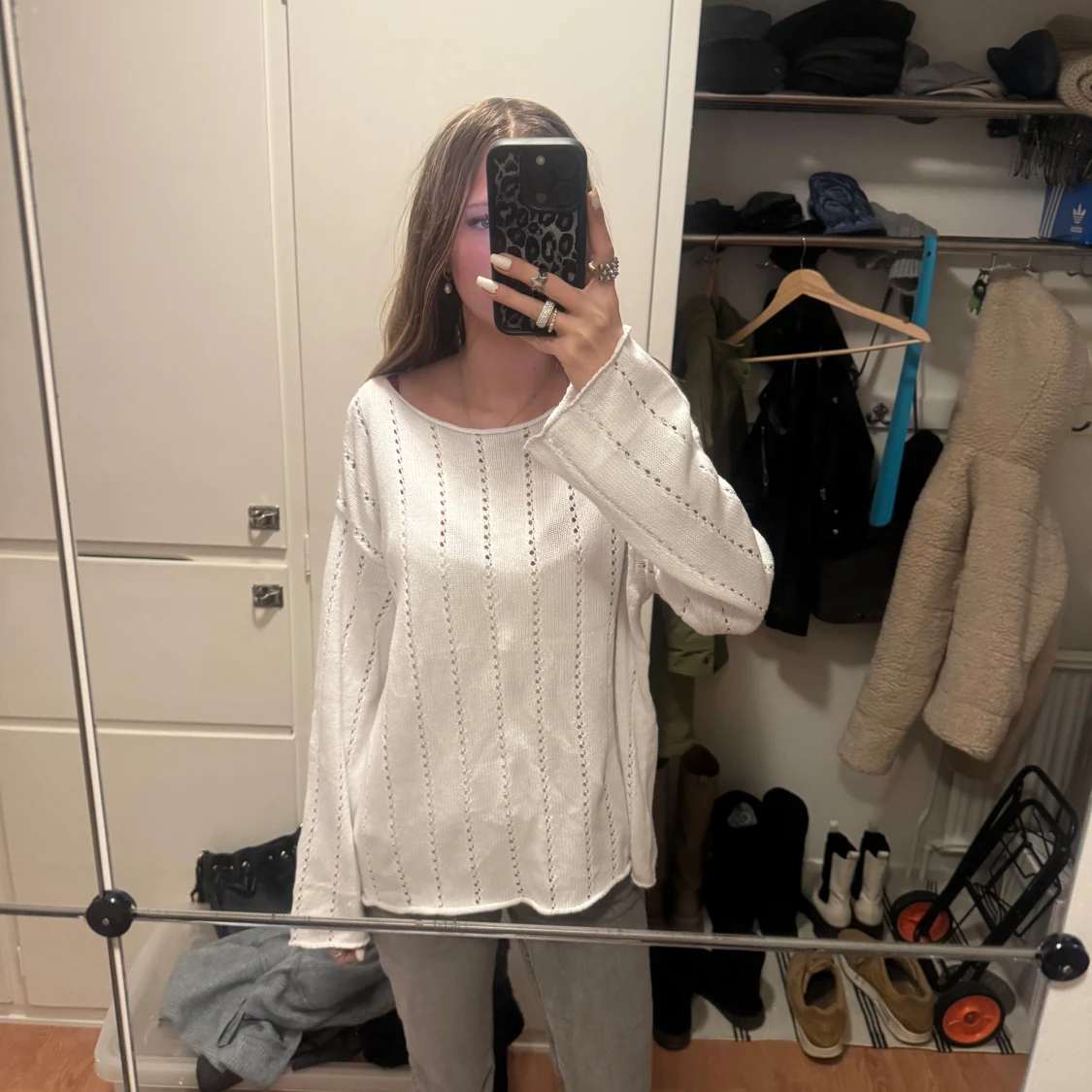 Vit stickad tröja från lager