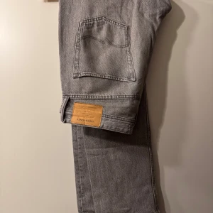 Jack & Jones Chris Jeans - Gråa jeans från Jack & Jones modell loose / chris