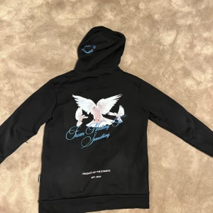 Svart hoodie från Hoodrich  -  svart hoodie från Hoodrich