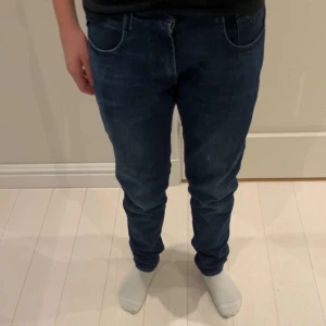 Mörkblåa Replay jeans - Tja, säljer nu ett par riktigt snygga mörkblåa replay jeans som är storlek 29/30. De är använda 4-5 gånger men har inga defekter. Priset kan diskuteras.