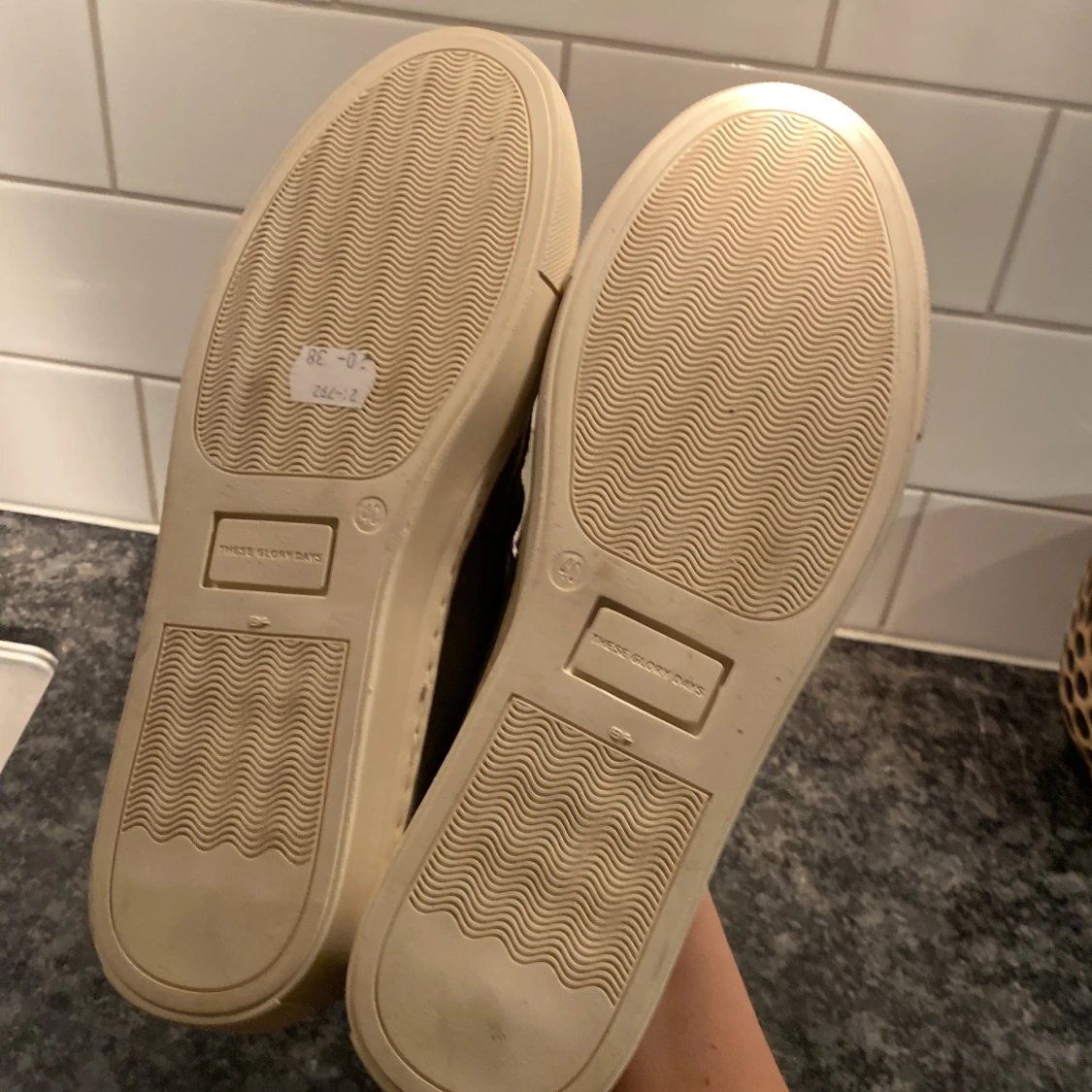 Olivgröna loafers från These Glory Days - 90