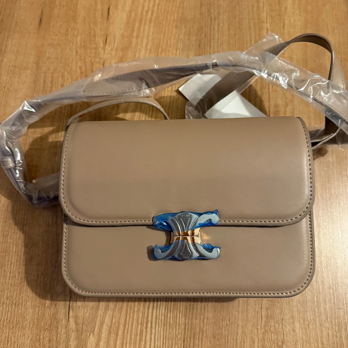 Beige axelväska med metallspänne