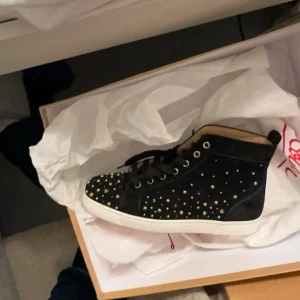 Louboutin - Säljer mina as snygga Louboutin skor, nypris ca 5000 kr💘 köpta på vestiarie, storlek 40 men passar 39. En stund har ramlat på insidan av skon men inget jätte märkbart!💘