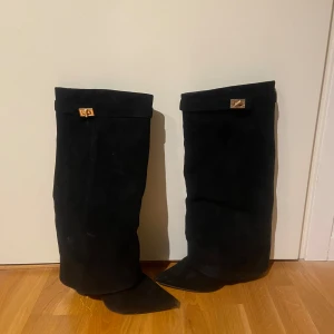 Svarta boots - Svarta boots i mocka, 10cm klack. Supersnygga men kommer tyvärr inte till användning längre. De har viss tecken på användning vid tåspetsen, se bilder