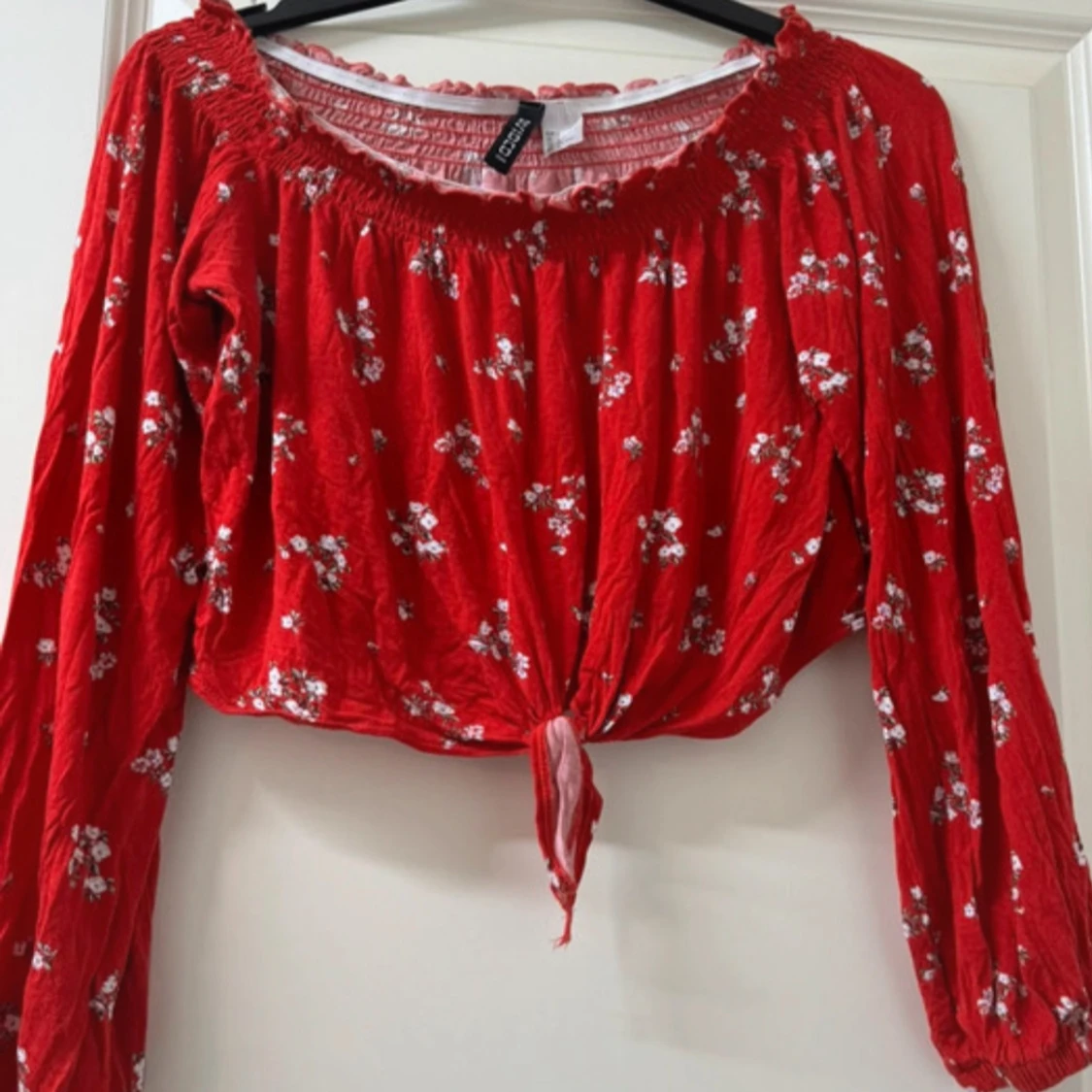 Röd blommig topp från H&M 
