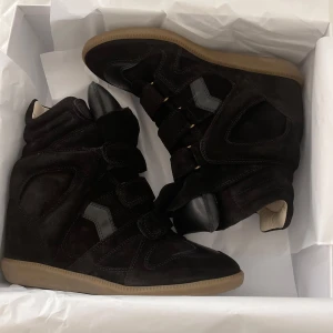 Isabel Marant Bekett Sneakers - Sneakers från Isabel Marant i modellen bekett. Använda en gång och har inga tecken på användning. Dessa är i små i storleken och är köpa i 39 för att passa på mig som alltid har 38. Kartong och dustbag medföljer. 