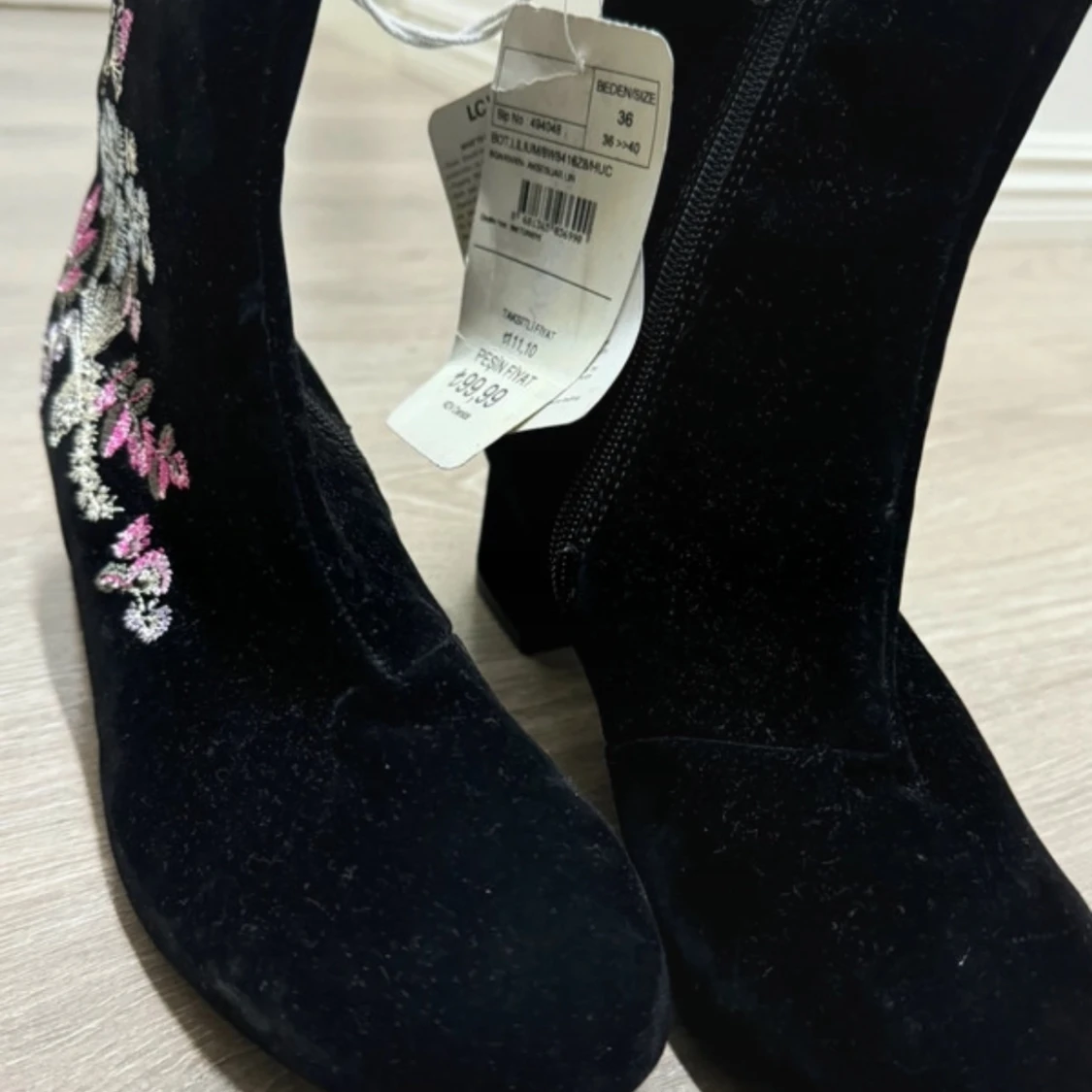 Svarta boots med blommigt broderi - 90