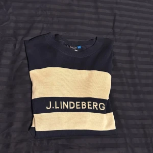 J.lindeberg tröja  - Fin j.lindeberg tröja använd endas en gång så är i väldigt bra skick storleken är i M bara fråga om man vill veta mera😃😃