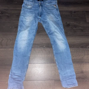 Blå jeansbyxor - Snygga blå jeansbyxor med en klassisk femficksdesign och dragkedja. Det är anbass slim på modellen dom är 31/32 säljer dom efter som dom inte passar mig på längden är 176. Modell väger 60 och är 176 dom passar inte mig på längden eller midjan