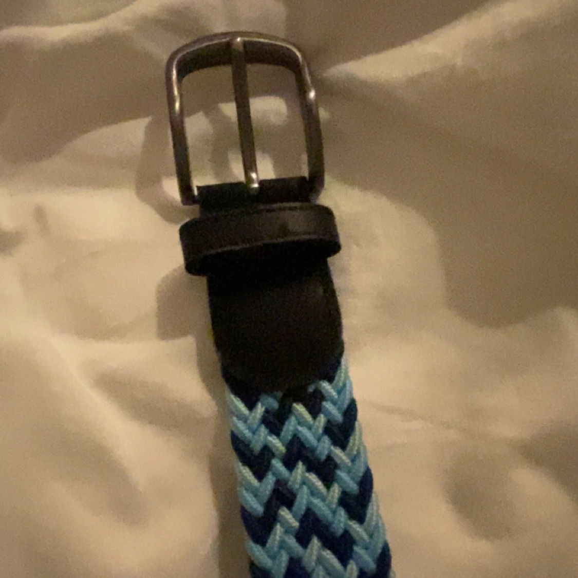 Flätat bälte i blå nyanser 110 cm långt - 92