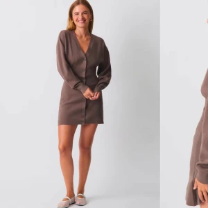 Gina trico stickad klänning  - Snygg brun stickad klänning med v-ringning och knappar framtill. Den är slutsåld och är super bekväm. Kommer tyvärr inte till användning 