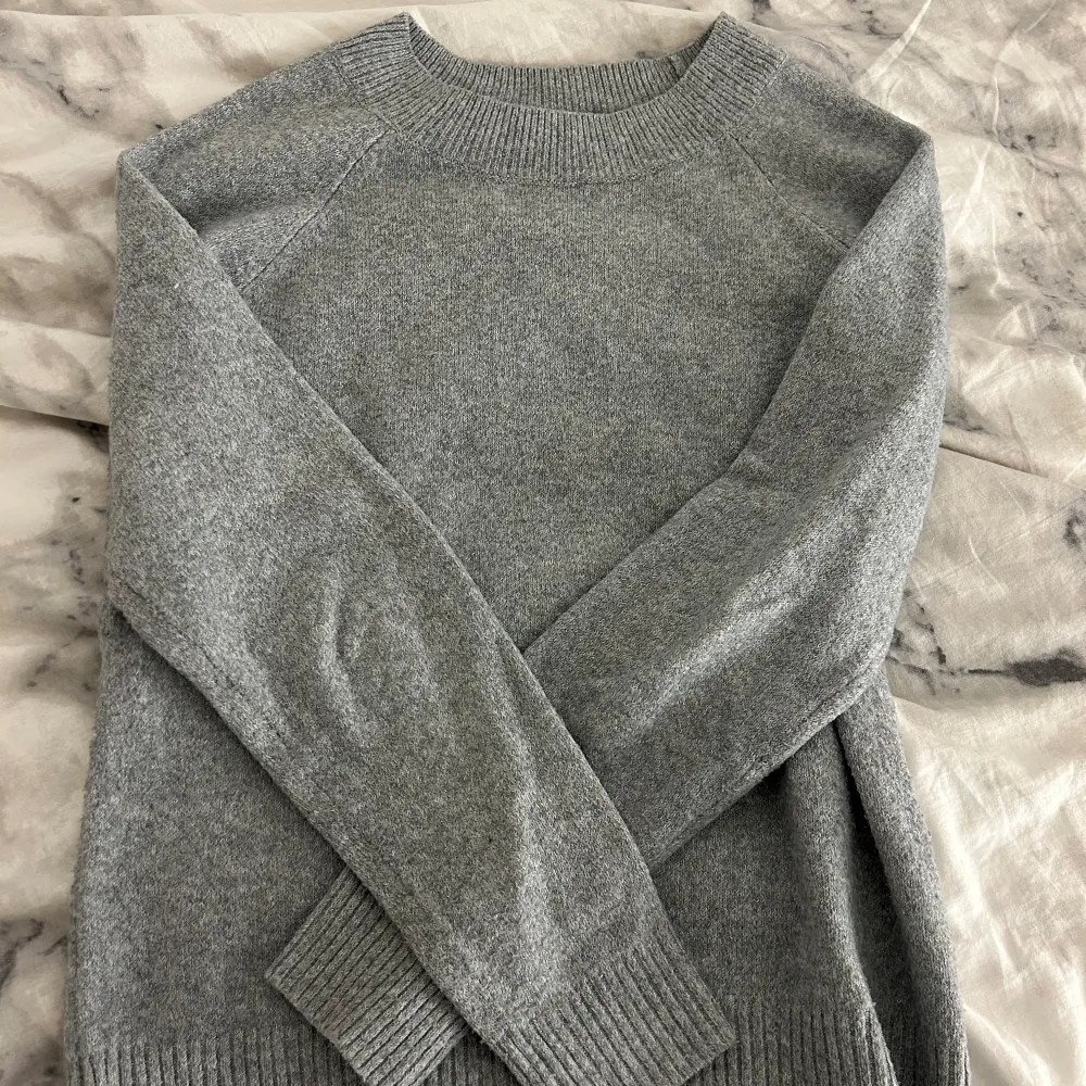Säljer denna gråa stickade tröjan från Vero Moda. Den är i fint skick och har inte använts mer än 2 ggr. Säljer för att jag har en exakt likadan💕. Neuletakit & Villapaidat.