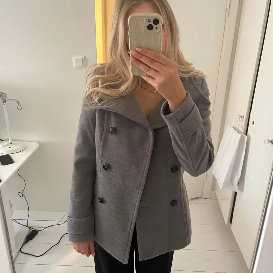 Grå kappa med knappar - 92