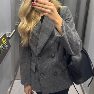 Grå kappa - Gina Tricot  - Säljer denna gråa kappa från Gina Tricot. Använd väldigt lite så skicket är jättebra. Finns lite noppror men det inte mycket. I 15% ull. Nypris 800 kr.