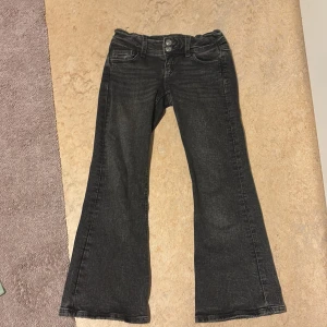 Grå jeans Gina - Säljer mina grå jeans eftersom de har blivit för små för mig. Annars är den använd i bra skick
