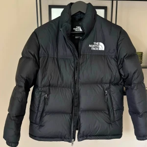 Svart pufferjacka från The North Face - Svart vinterjacka (dun) The North Face i storlek XL tonår - motsvarar XS i vuxenstorlek - i absolut nyskick!   Inköpt till vinter 2023. Nypris: ca 2 500 kr 
