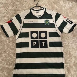 Ronaldo Sporting fotbollströja  - Säljer en replika Sportingtröja med C. Ronaldo 28 på ryggen. Endast testad en gång och säljs pga för stor för mig. Hör gärna av er vid frågor!