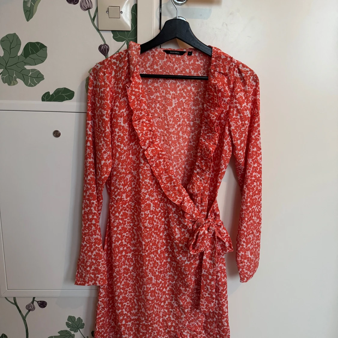 Röd blommig omlottklänning från Ally Bell