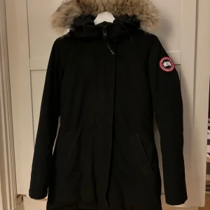 Canada Goose Victoria Parka - Säljer min jacka, den är i fin skick! Nypris: 9 899kr, säljer för 3500kr. Köpt på NK i Stockholm. Priset kan diskuteras vid snabb affär. 