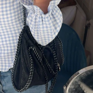 Stellamcartney - Stellamcartney fabella mini tote bag. Äkta men inget kvitto därav priset. Perfekt att ha på axeln eller tvärs över. Pris kan diskuteras vid snabb affär. Bara att höra av sig vid intresse! 