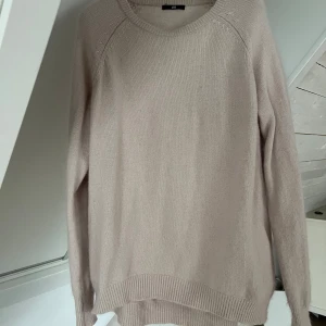 Beige stickad tröja - Säljer en mysig beige stickad tröja med rund hals och långa ärmar 20% Angora. Storlek står faktiskt inte men passar mig som brukar ha M