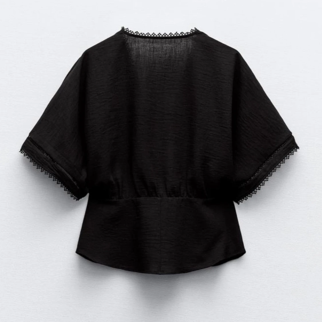 Svart blus med spetsdetaljer - 90