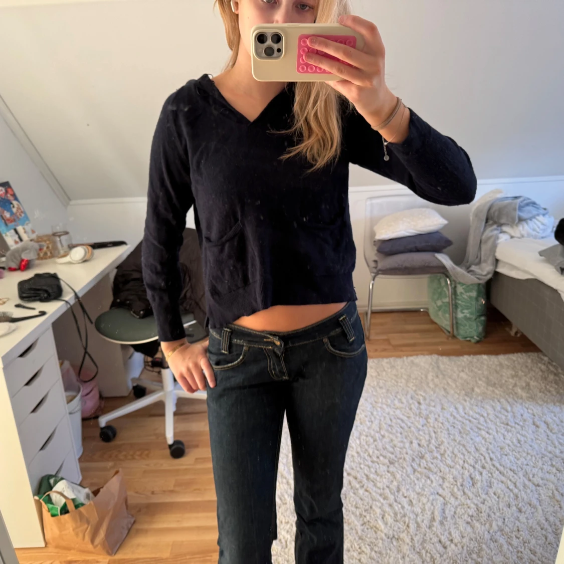 Svart croppad hoodie - 93