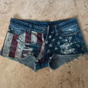 Jeansshorts från Ralph Lauren, amerikanska  - Snygga jeansshorts med amerikanskt flaggmönster från Denim & Supply Ralph Lauren. 
