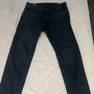  jeans - Snygga svarta jean från jack and jones. Staright leg fit. Använda max 5 gånger. Nypris 600kr.