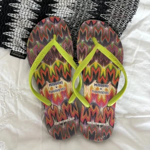 Flipflops från Havaianas x Missoni - Sjukt snygga och unika flip flops från havanianas x missoni med tillhörande dustbag. Dom är sjukt svåra att få tag i då dom inte säljs längre men har sett dom tidigare på secondhand för ca 1000kr. Skicket syns på bilderna…dustbagen har bland annat lite fläckar på sig med det spelar ju ingen roll. 😍😍😍