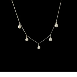 Silverhalsband med pärlor - Elegant silverhalsband med fem droppformade pärlor som hänger jämnt fördelade längs kedjan. Perfekt för att ge en sofistikerad touch till din outfit.