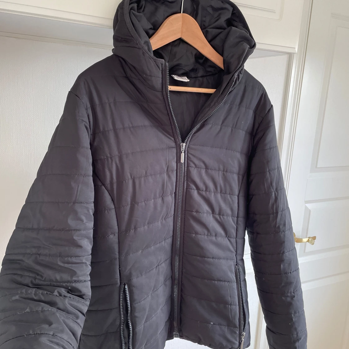 Svart quiltad jacka från Elite Joy - 90