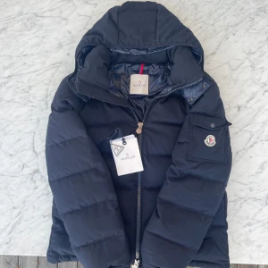Moncler montgenevre - Säljer nu denna skit snygga moncler montgenevre jackan i storlek M / 2  till ett sjukt bra pris. Alla tags på bilderna kommer med vid köp. Alla QR  kod och NFC scan funkar som vanligt. Skick 9/10 använd ett fåtal gånger. Nypris 23 tusen, mitt pris 4899. Tveka inte att höra av dig vid minsta lilla intresse eller frågor. MVH Filip