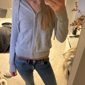 Grå hoodie från Soft Goat - Säljer en zip hoodie från Soft Goat i kashmir som inte finns att köpa i den ljusgråa färgen längre, superfint skick, nypris 2 695kr