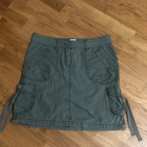 Kjol - en cargo kjol som inte är använd så mycket då den var i fel storlek. det finns inga defekter på den :)