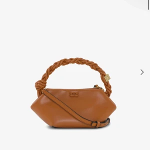 Ganni bou bag  - Kollar intresset på min ganni bou bag mini, superfint skick och knappt använd! Köptes i somras, perfekt om man bara vill ha med sig en liten väska när man ska iväg! ❤️orderbekräftelse finns om man vill ha sådan för att visa att den är äkta! Nypris är 3600 kr 