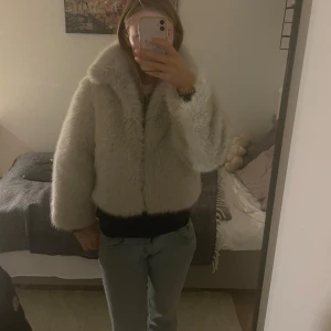 Beige pälsjacka  - Säljer en supermjuk och fluffig beige pälsjacka. Jackan har en oversized passform och långa ärmar, perfekt för att hålla sig varm och stilren. 