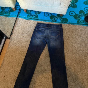 Relaxed fit jeans - Säljer ett par off-brand jeans som legat i garderoben ett tag, använt ett fåtal gånger.