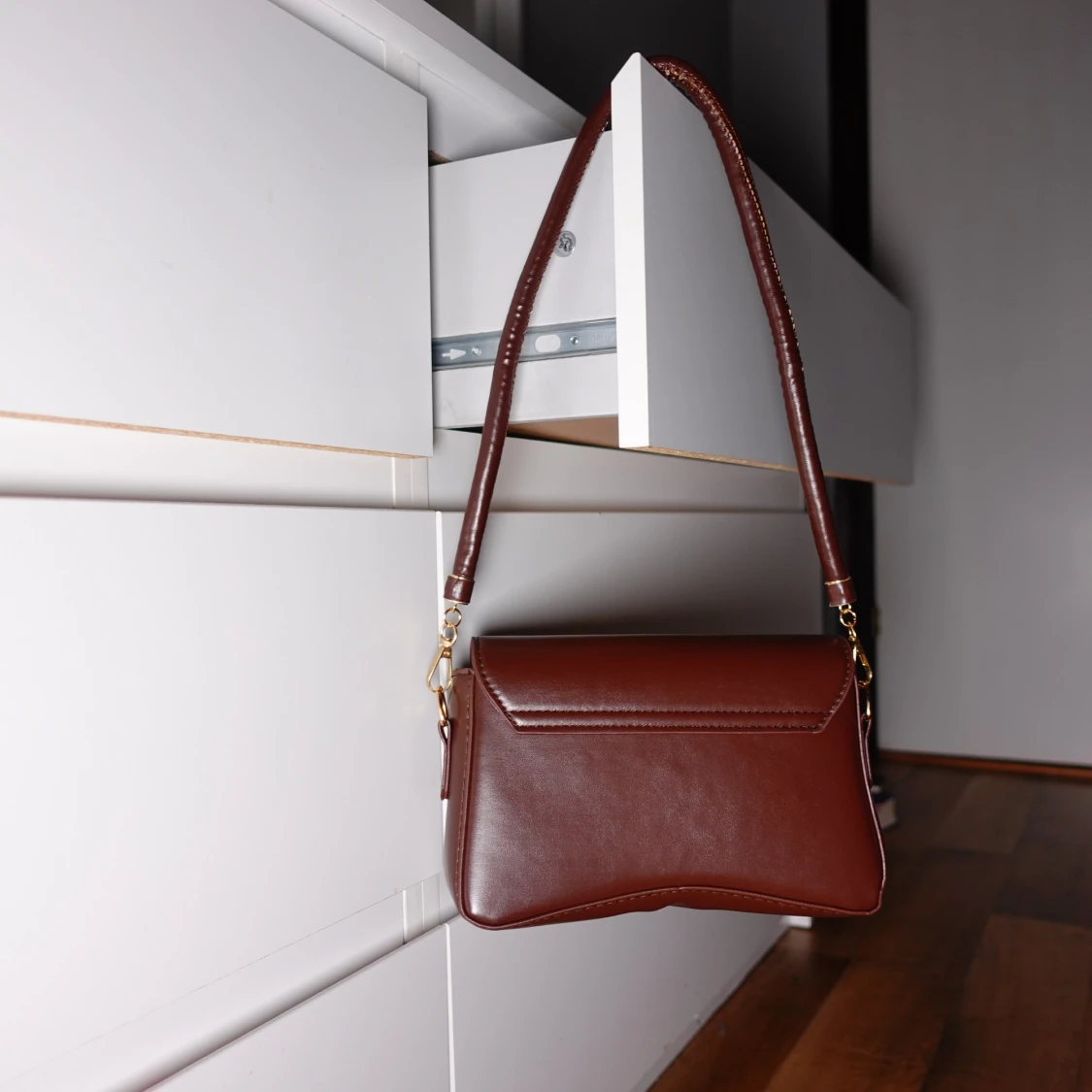 Kaffebrun axelväska med gulddetalj - 91