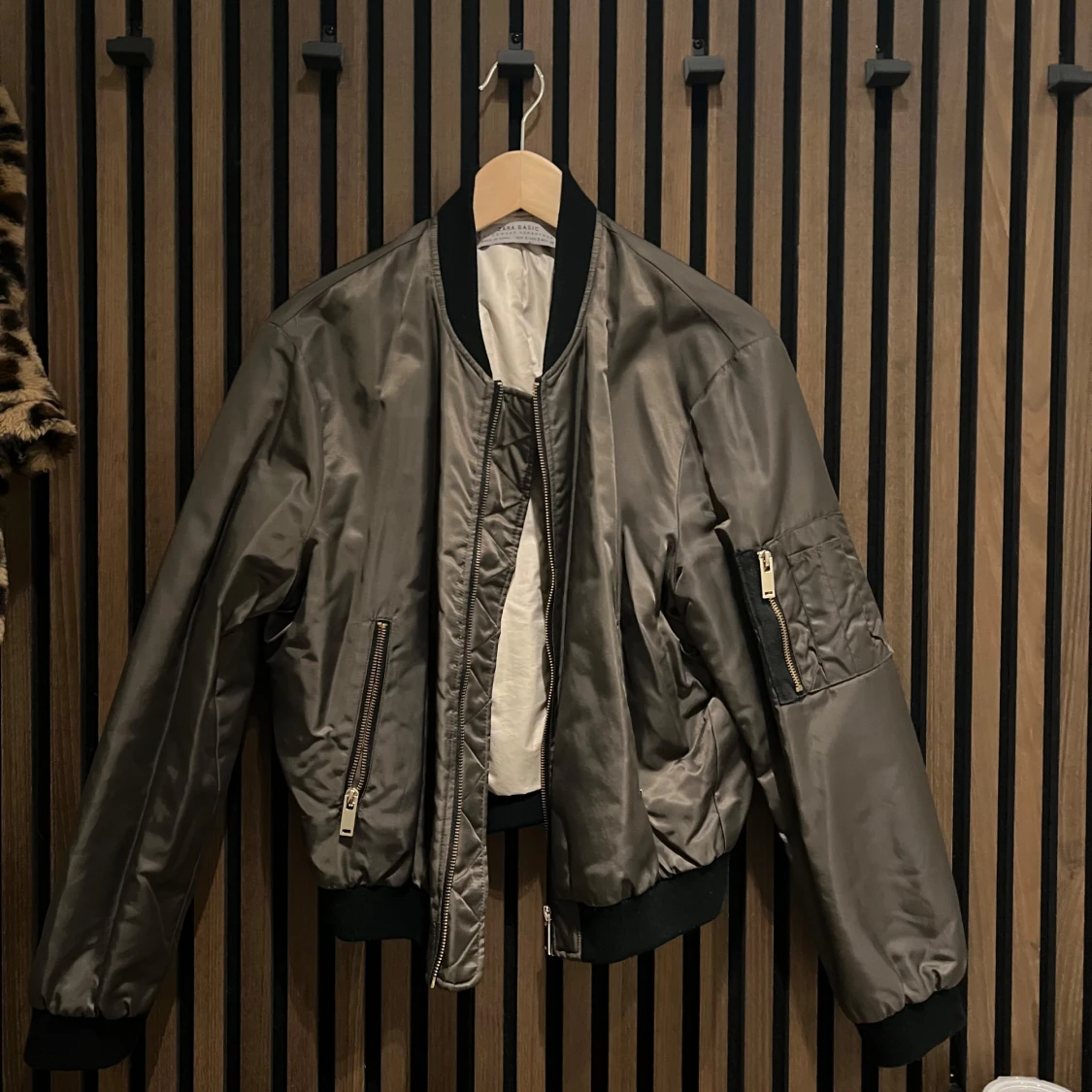 Grön bomberjacka från Zara Basic