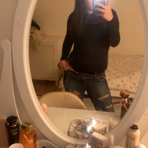 Blå jeans med slitningar - Säljer ett par blå jeans med slitningar på låren. De har en tight passform och är lågmidjade, vilket ger en trendig look. Perfekta för en avslappnad stil. Priset går att diskuteras!💞