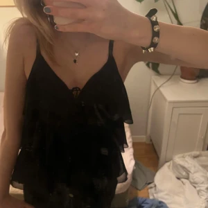 Svart volangtopp - Söt festtopp!!