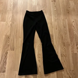 Svarta byxor från Gina Tricot i storlek xxs men ska nog säga det är som 152 i storlek  - Snygga svarta byxor från Gina Tricot med bootcut-stil. Perfekta för en trendig look med hög midja och stretchigt material för extra komfort.