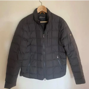 Morris vinterjacka - En riktigt fet Morris jacka i nyskick, perfekt till vintern. Storlek M. Nypris ca 2000kr, skick 10/10. Pris går att diskutera✅