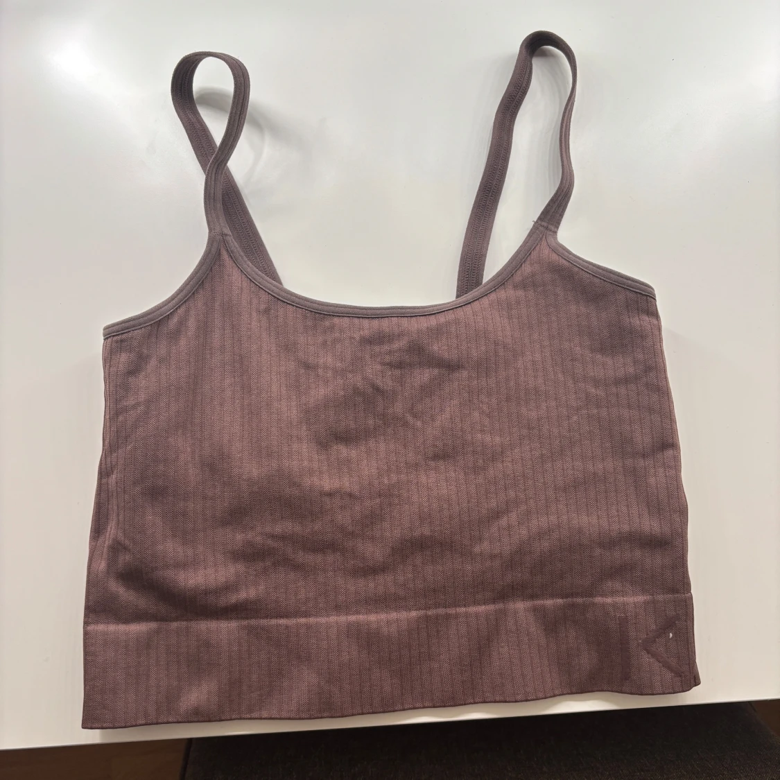 Brun ribbad linnetopp