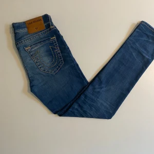 True religion jeans - True religion jeans till herr i väldigt bra skick använda Max 10 gånger, perfekta ny till vintern, modellen är Rocco vilket är lite mer slim men inte för slim fortfarande lite lösa, storlek 32, skriv vid minsta fråga eller fundering🔥👍