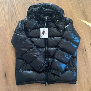 Moncler maya - En riktigt fet moncler maya som är perfekt nu till kallare väder. Den är aldrig använd och pris kan duskuteras.