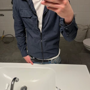 Cp company overshirt  - Säljer nu min mörkblå cp company overshirt då den har blivit smått för liten med tjockare plagg under. Inga deffekte. Skriv vid övriga frågor.