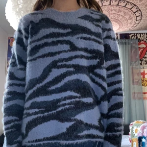 Mörkblå stickad mönstrad tröja från b.young - Säljer en blå tröja med mörkblått mönster från b.young. Tröjan har en normal passform och är långärmad, perfekt för kyligare dagar. Står L på lappen, men den passar som XS. Pris kan diskuteras.