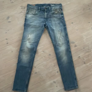 Blå jeans från Replay - Säljer ett par snygga blå slimfit jeans från Replay med en klassisk femficksdesign. De har en lätt slitning på vänster framficka eftersom jeansen är gamla. W31 L32
